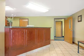 Super 8 by Wyndham St. Clair MO - Lobby