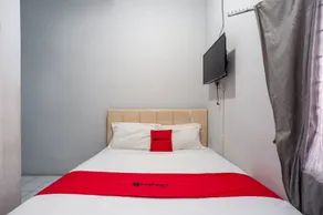 RedDoorz near Margonda Raya - Room
