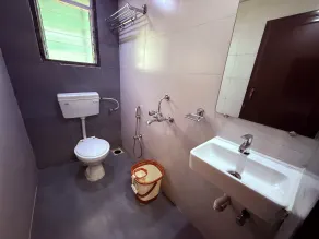 Hotel Arya Residency Rabale - Bathroom