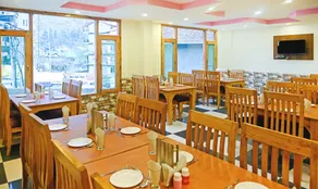 Treebo Dev With Valley View, Mall Road - Restaurant