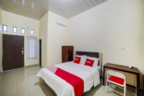 RedDoorz at Shine Guest House Tebing Tinggi - Chambre