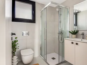 Sanders Only - Charming 2-bdr Apt With Balcony - Bathroom