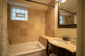 Old Town Suites Operated by Roscoe Village Guesthouse - Bathroom