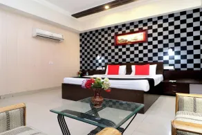 HOTEL THE TAKSONZ - Opposite Railway Station - Room