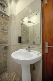 Hotel RK Residency Opposite ISBT Sector 43 Chandigarh - Bathroom