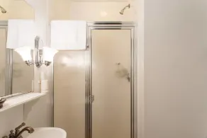 The Coolidge Corner Guest House: A Brookline Bed and Breakfast - Salle de bain