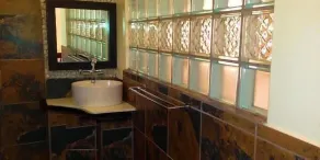 44 on Ennis Guest Lodge and Restaurant - - Bathroom sink