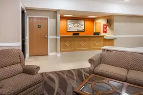 Super 8 by Wyndham Rochester - Lobby