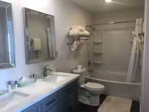 Sailor Jack Oceanfront Motel - Bathroom
