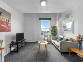 Central Brunswick Apartment Hotel - Room