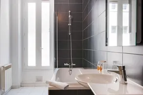 Hôtel Central - Bathroom