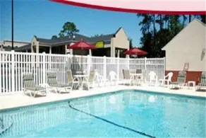 Magnolia Inn Extended Stay of Kingsland - New 2025 - Book a Kitchen Room - 12 Noon Check Out - 4K Black Beds - Saltwater-Mineral Pool open until 4AM - 24-7 Front Desk - LUXE Coffee Bar Award Winning Inn - Save by phone - 912-576-4777 - Piscine