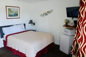 Chalet Motel - Your Cozy Basecamp for Bend Adventures - Room