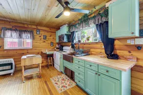 Family Cabin! Close to Greenbrier River & Snowshoe - Innvendig