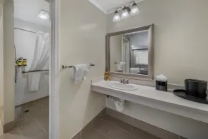 Best Western Plus Northwoods Inn - Salle de bain