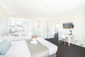 Bathurst Studio Apartments - Room