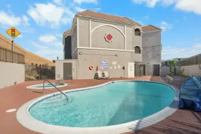 Ramada by Wyndham Ontario Airport & Convention Center - Pool