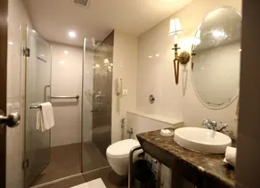 Shravanti Sarovar Portico Bengaluru - Bathroom