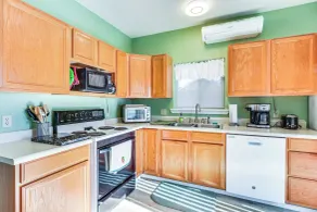 Harrison Home w/ Grill & Lake Views: Walk to Town! - Interiør