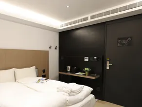 Slow Town Hotel-Glowing - Vue de la chambre