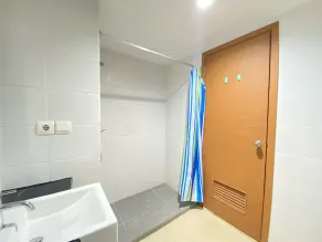 Homey Studio Room at 6th Floor Beverly Dago Apartment By Travelio - Badeværelse