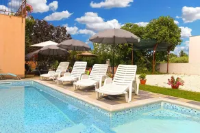 Lovely flat just steps from the beach - Pool