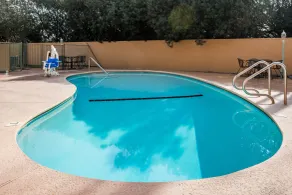 Super 8 by Wyndham Visalia - Piscine