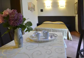 GEMELLI HOLIDAYS - Monte Mario Station connecting to center in 20 minutes, 2 easy lofts, groundfloor with courtyard, mezzanine bedroom, baby & pet friendly, 2 steps from groceries, restaurants, park, bus, cycle path - Warm guest care in 4 languages - Værelse