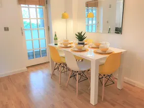 Seaside Cottage with Parking - Restaurant