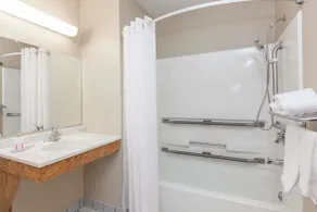 Super 8 by Wyndham Dunbar/Charleston Area - Salle de bain
