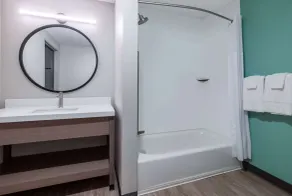 ECHO Suites Extended Stay by Wyndham Richmond West - Salle de bain