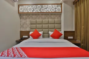 Hotel Royal King by Sky Stays - Chambre