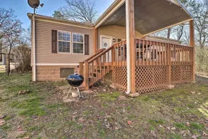 Lakefront Greers Ferry Cabin w/ Covered Boat Slip! - Interiör