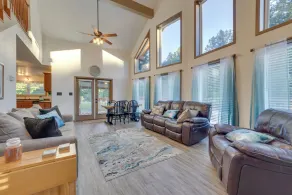 Fisherman's Paradise w/ Fire Pit, Deck + Patio! - Innenbereich