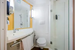 ibis New Delhi Aerocity - An Accor Brand - Bathroom