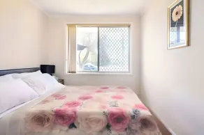 Cheerful 3 Bedroom House With Free Parking - Room