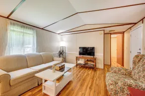 5 Min Walk to Badin Lake: 3BD Home w/ Deck & BBQ - Interiør