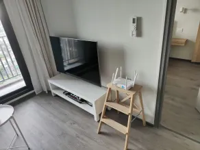 Charming Bangkok Apartment with City, Pool, and River Views - Oppholdsområde