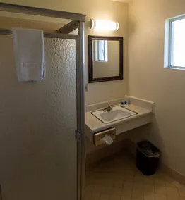 Rodeway Inn Near University-Gateway to Yosemite - Salle de bain