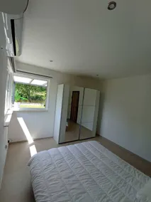 Villa con barbecue, idromassaggio e giardino | Vista sul giardino - Camera