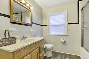 Charming Hamden Home: 2 Mi to Yale University - Bathroom