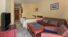 Magnífica casa vacacional con piscina climatizada e internet de alta velocidad | Vistas a la montaña | Cerca de la playa - Habitación