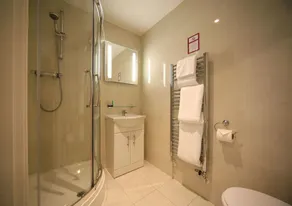 The Dewdrop Inn - Bathroom