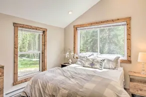 5 Mi to Ski Resort: Mtn-View Breck Home w/ Hot Tub - Interior