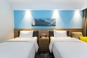 Hampton by Hilton Lublin - Room