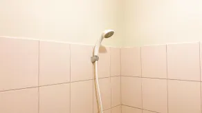 Good Place And Tidy Studio Tifolia Apartment - Baño