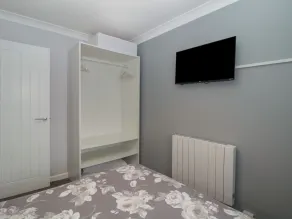 Flat 4, Big Tree Holiday Flats - Room