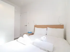 1 Queensway Gardens - Room