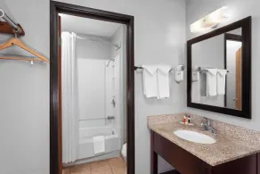 Super 8 by Wyndham Sun Prairie/Madison E - Salle de bain