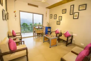 Mistletoe Munnar Homestay & Cafe - Receção